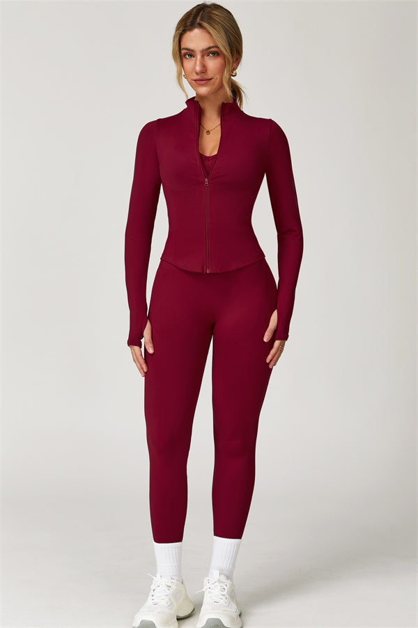 El conjunto de 3 piezas de chaqueta, sujetador deportivo y leggings Delight