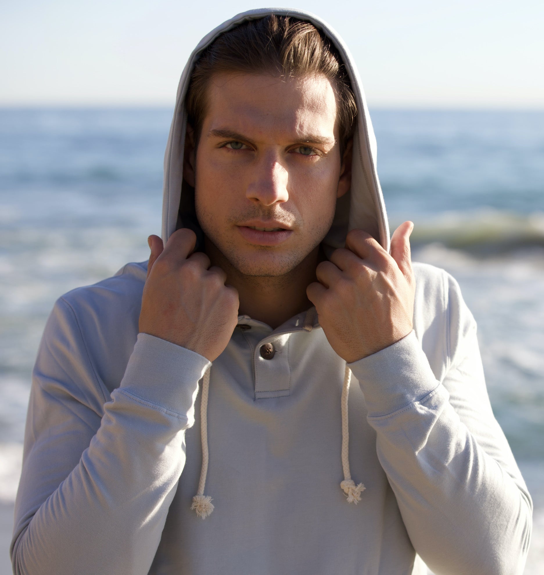 Sudadera con capucha de felpa de viscosa de bambú estilo Henley para hombre