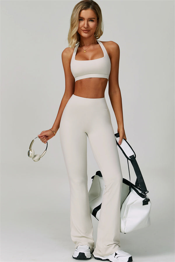 Conjunto de 2 piezas de sujetador deportivo halter atrevido y leggings acampanados