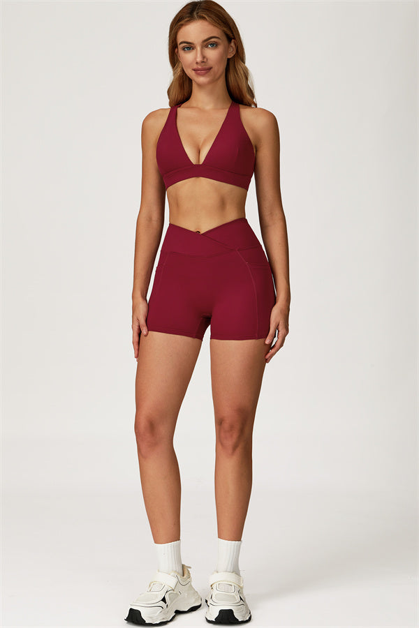 El conjunto de 2 piezas de sujetador deportivo y shorts Glacier