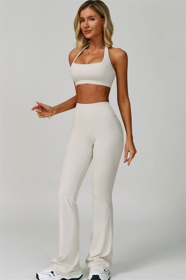 Conjunto de 2 piezas de sujetador deportivo halter atrevido y leggings acampanados