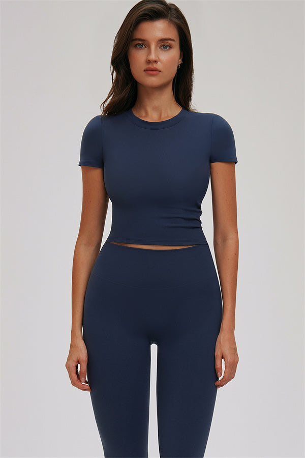 El conjunto de dos piezas Svelte de camiseta y leggings