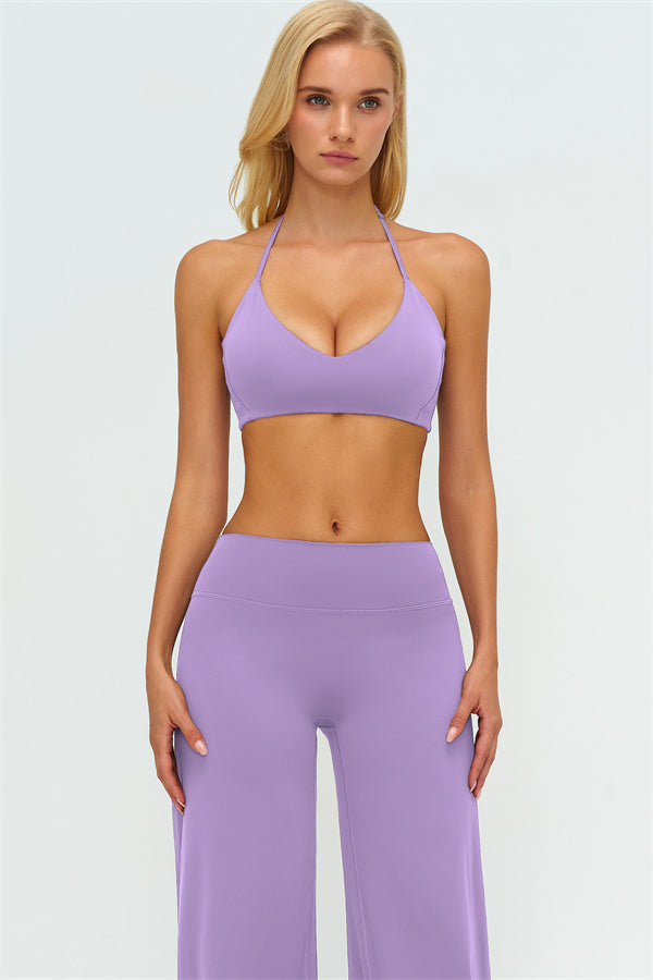El conjunto de dos piezas Twirl Sports Bra con pantalones de pierna recta