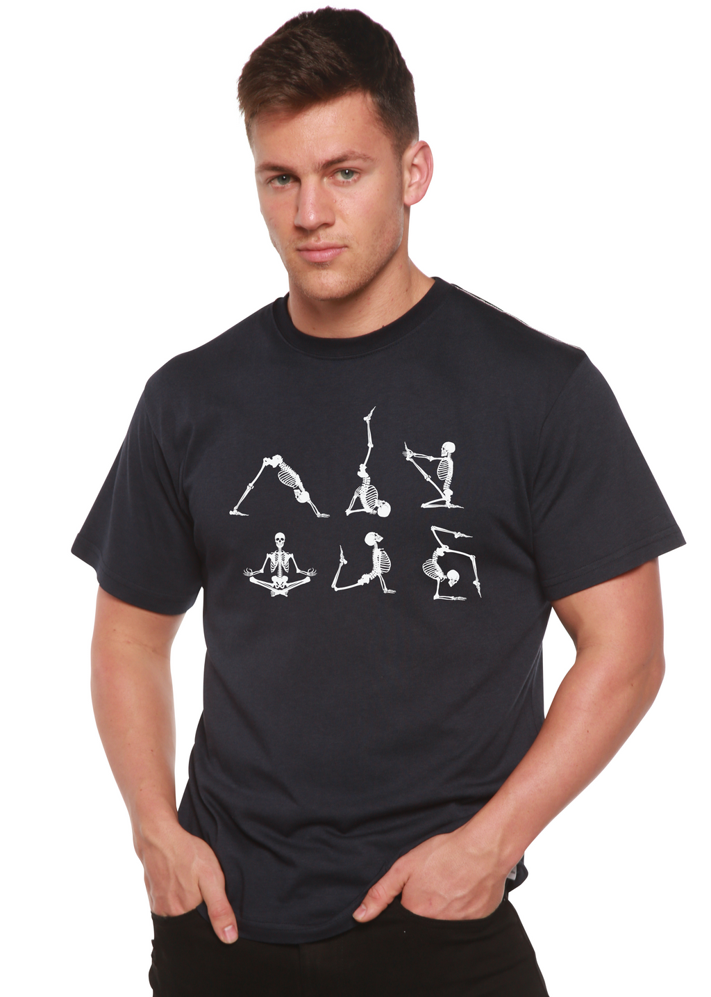 Camiseta gráfica de manga corta de bambú/algodón orgánico "Esqueleto de Halloween Namaste" para hombre