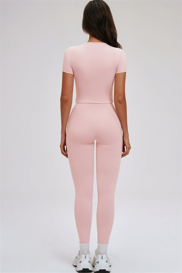 El conjunto de dos piezas Svelte de camiseta y leggings