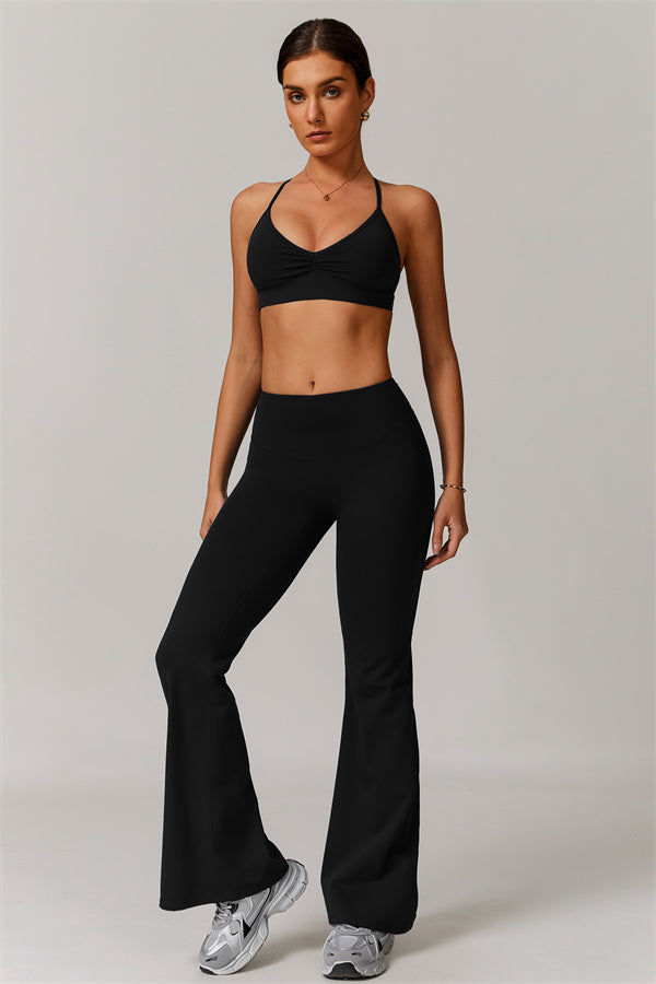 El set de 2 piezas de bralette deportivo delicado y leggings acampanados