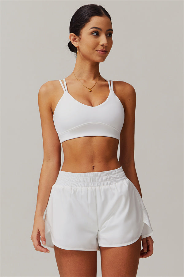 El conjunto de 2 piezas de sujetador deportivo y shorts Nova