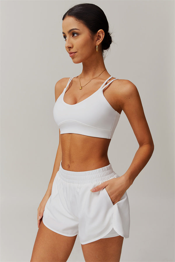 El conjunto de 2 piezas de sujetador deportivo y shorts Nova