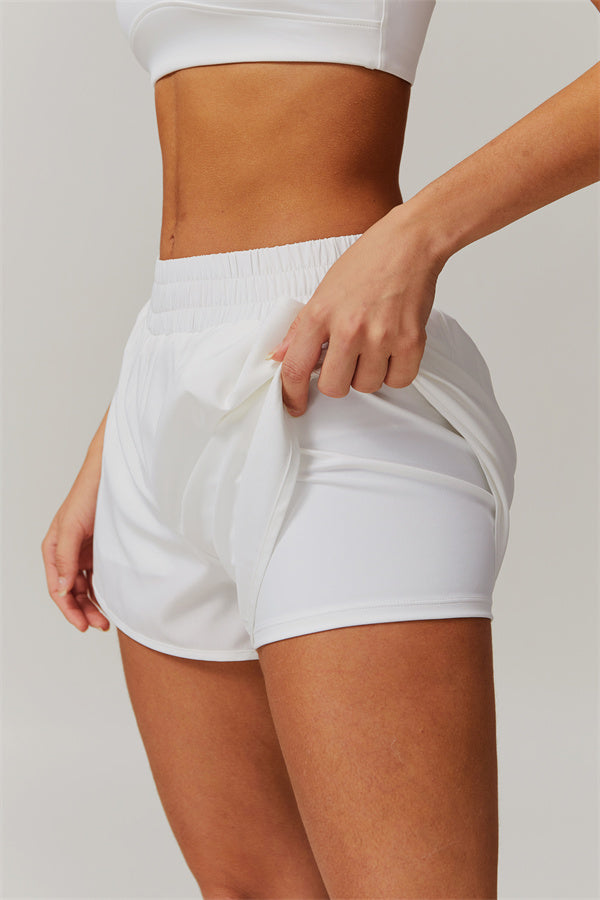 El conjunto de 2 piezas de sujetador deportivo y shorts Nova