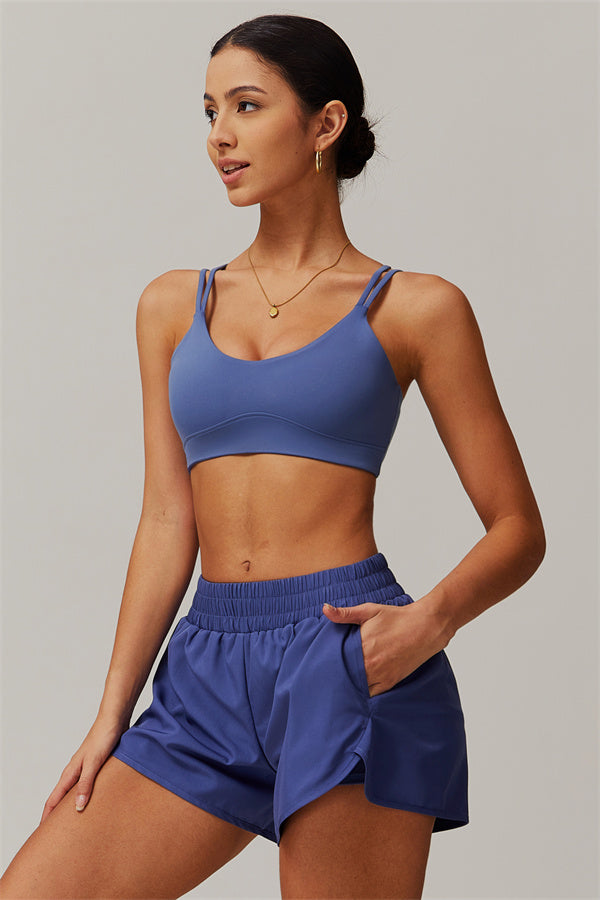 El conjunto de 2 piezas de sujetador deportivo y shorts Nova