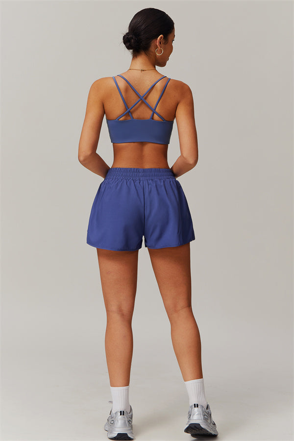 El conjunto de 2 piezas de sujetador deportivo y shorts Nova