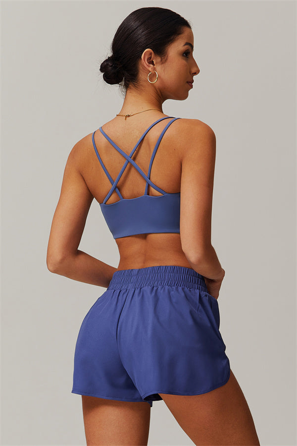 El conjunto de 2 piezas de sujetador deportivo y shorts Nova