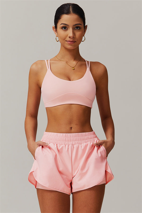 El conjunto de 2 piezas de sujetador deportivo y shorts Nova