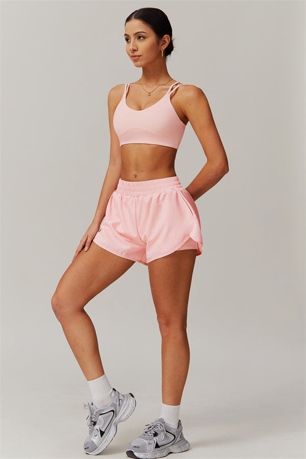 El conjunto de 2 piezas de sujetador deportivo y shorts Nova