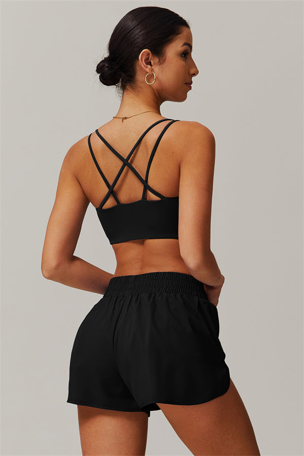 El conjunto de 2 piezas de sujetador deportivo y shorts Nova