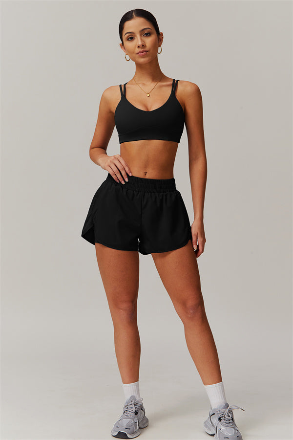 El conjunto de 2 piezas de sujetador deportivo y shorts Nova