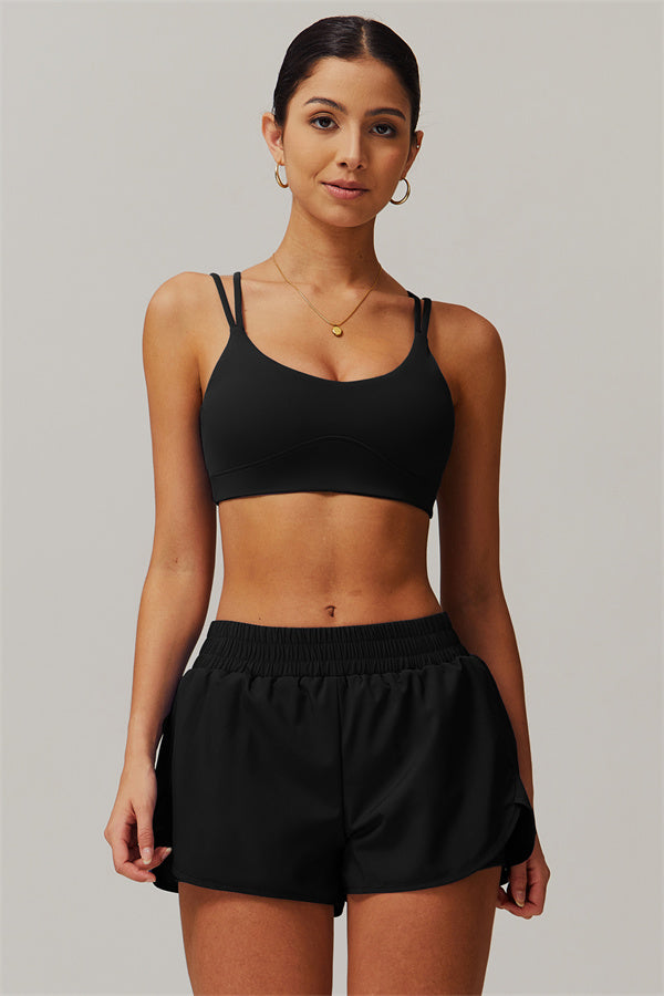 El conjunto de 2 piezas de sujetador deportivo y shorts Nova