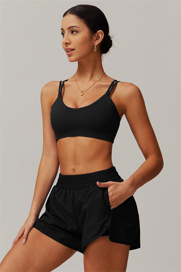 El conjunto de 2 piezas de sujetador deportivo y shorts Nova