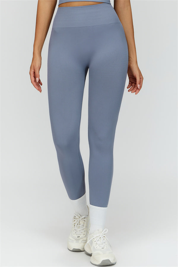El conjunto de 3 piezas de chaqueta, sujetador deportivo y leggings Delight