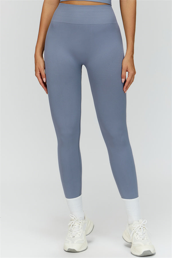 El conjunto de 3 piezas de chaqueta, sujetador deportivo y leggings Delight