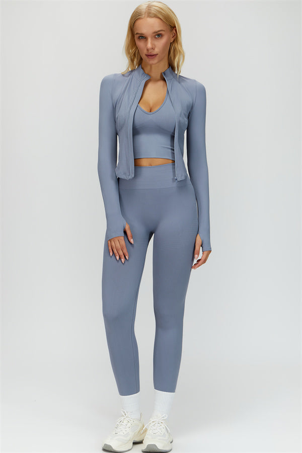 El conjunto de 3 piezas de chaqueta, sujetador deportivo y leggings Delight