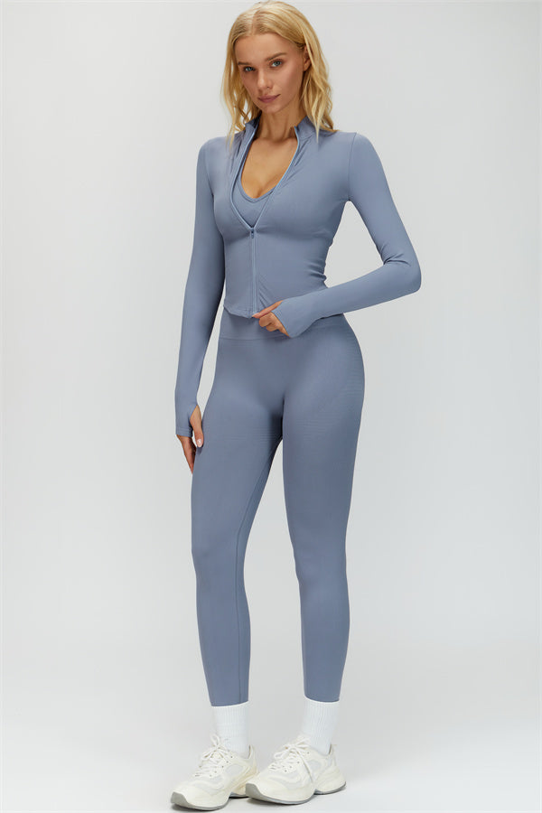 El conjunto de 3 piezas de chaqueta, sujetador deportivo y leggings Delight