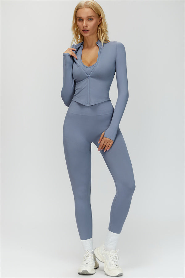 El conjunto de 3 piezas de chaqueta, sujetador deportivo y leggings Delight