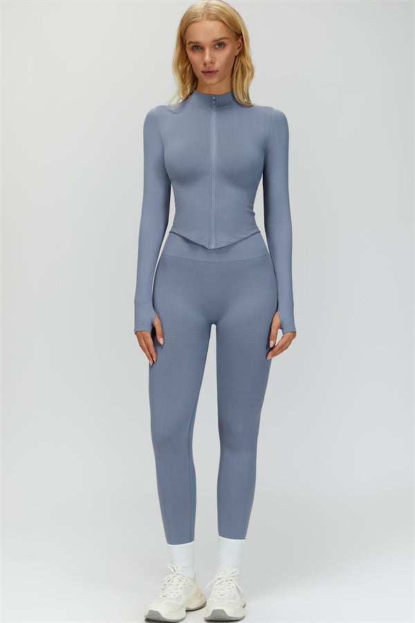 El conjunto de 3 piezas de chaqueta, sujetador deportivo y leggings Delight