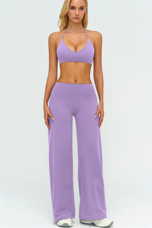 El conjunto de dos piezas Twirl Sports Bra con pantalones de pierna recta