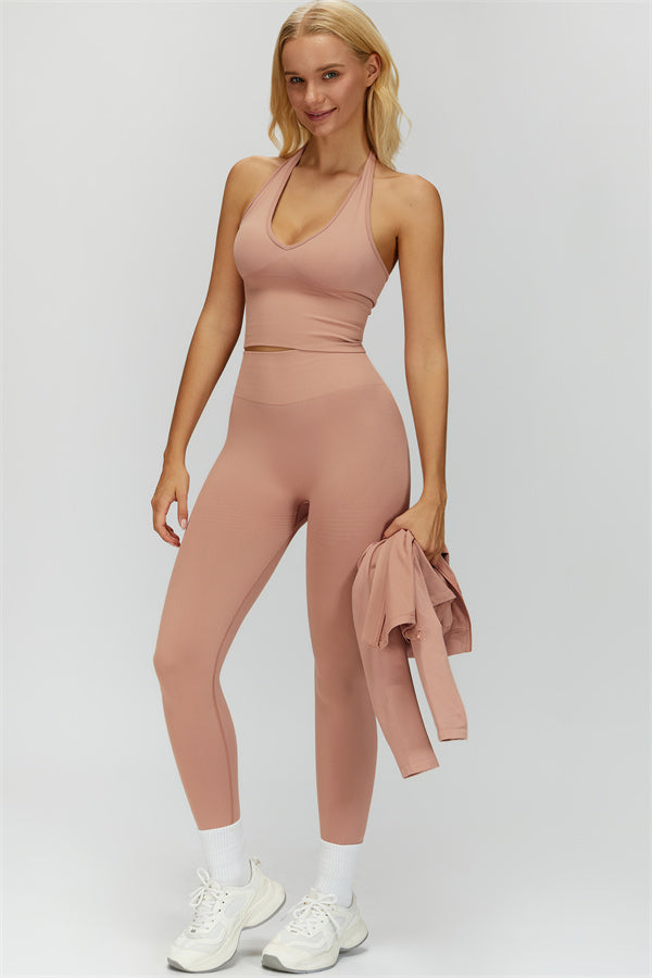 El conjunto de 3 piezas de chaqueta, sujetador deportivo y leggings Delight