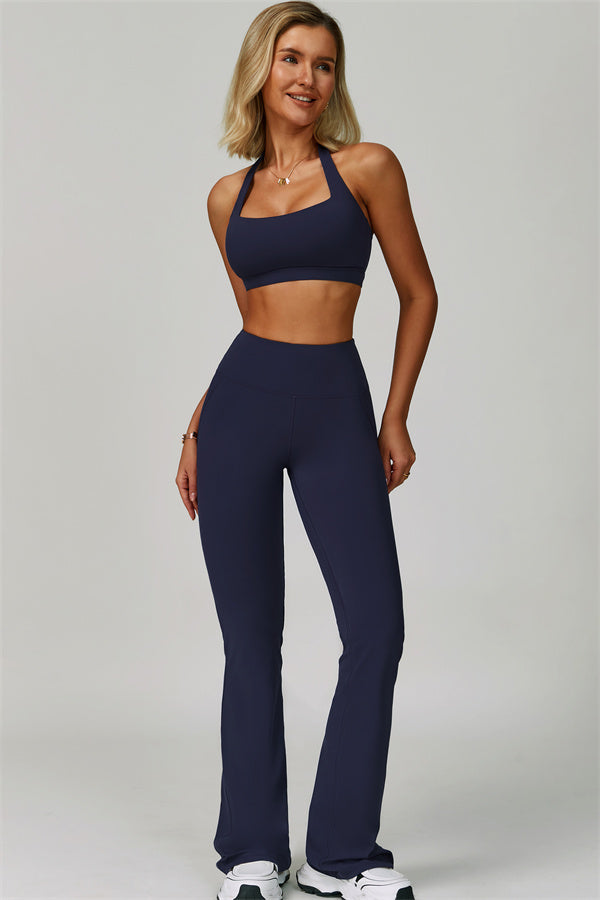 Conjunto de 2 piezas de sujetador deportivo halter atrevido y leggings acampanados