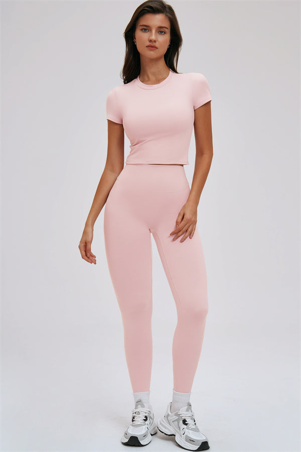 El conjunto de dos piezas Svelte de camiseta y leggings
