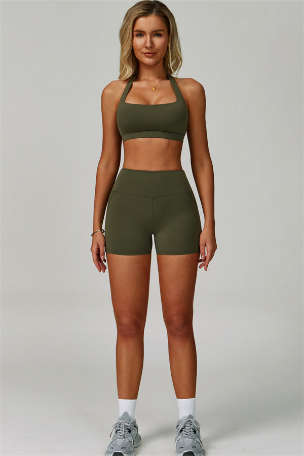 Conjunto de 2 piezas de shorts y top deportivo halter atrevido