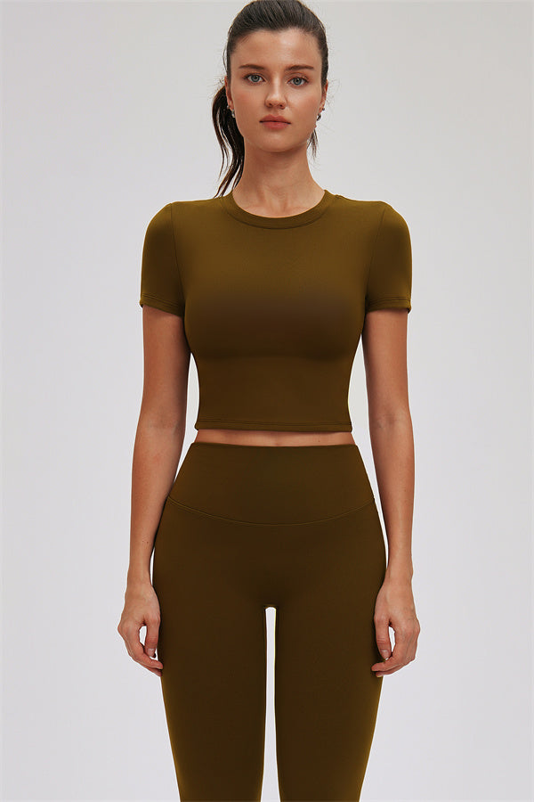 El conjunto de dos piezas Svelte de camiseta y leggings