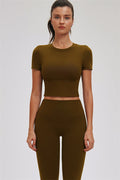 El conjunto de dos piezas Svelte de camiseta y leggings