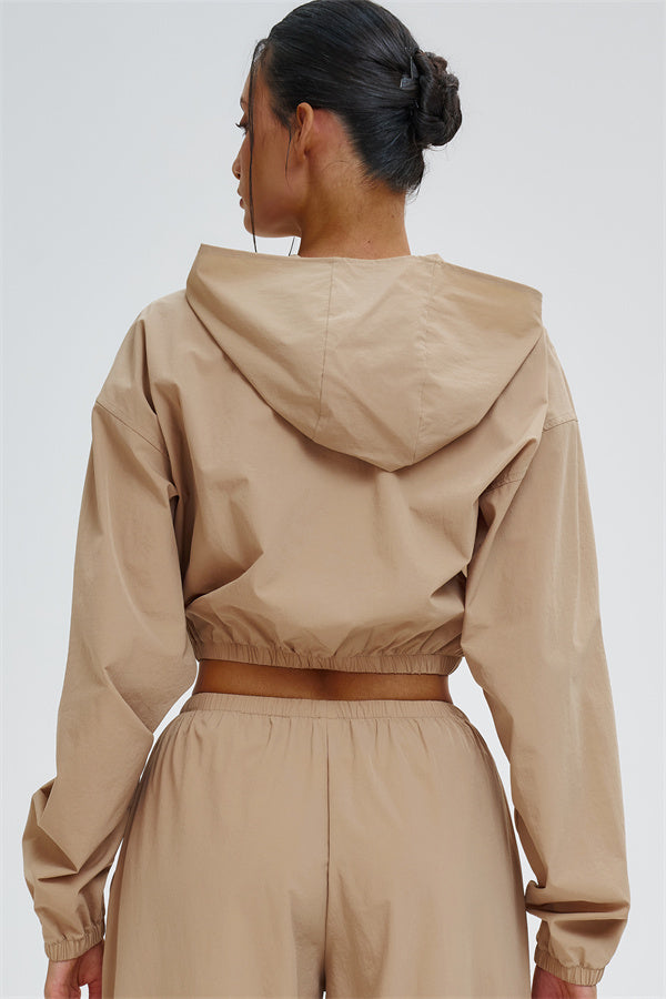 El conjunto de 2 piezas de sudadera con capucha y pantalones deportivos cortos Svelte con protección UV