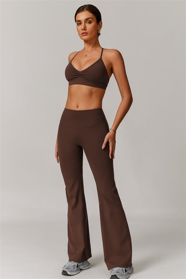 El set de 2 piezas de bralette deportivo delicado y leggings acampanados