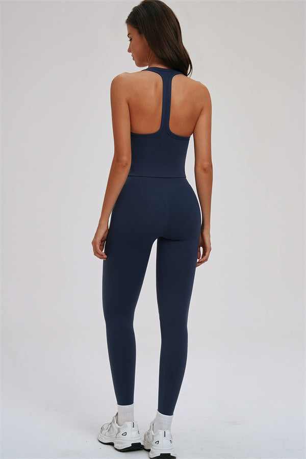 El conjunto de dos piezas Svelte Tank Top y Leggings