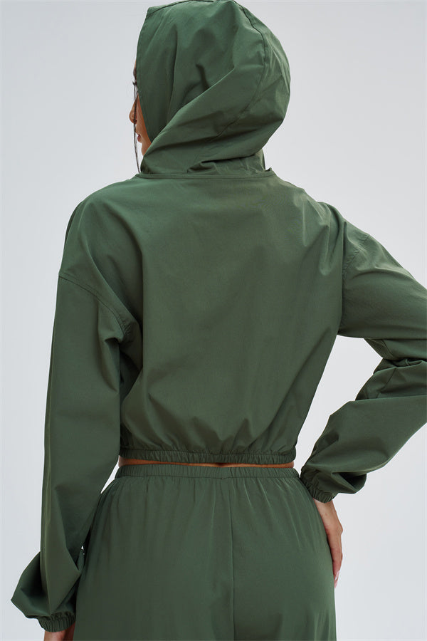 El conjunto de 2 piezas de sudadera con capucha y pantalones deportivos cortos Svelte con protección UV
