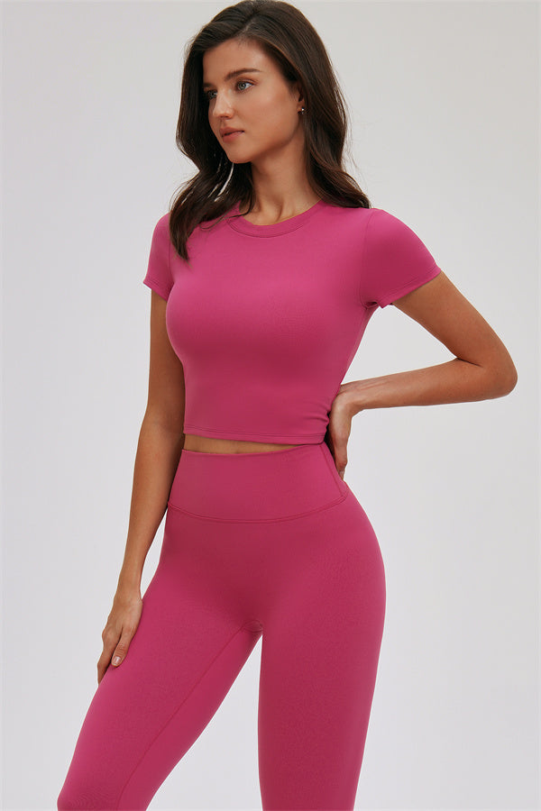El conjunto de dos piezas Svelte de camiseta y leggings
