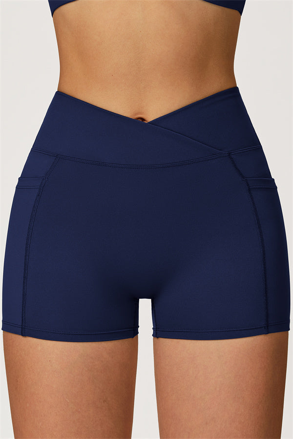 El conjunto de 2 piezas de sujetador deportivo y shorts Glacier