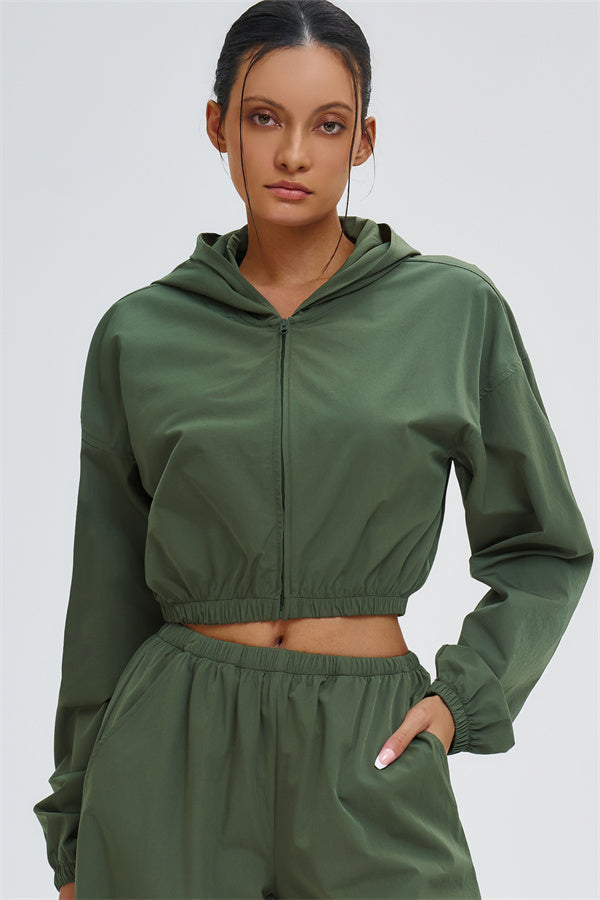 El conjunto de 2 piezas de sudadera con capucha y pantalones deportivos cortos Svelte con protección UV