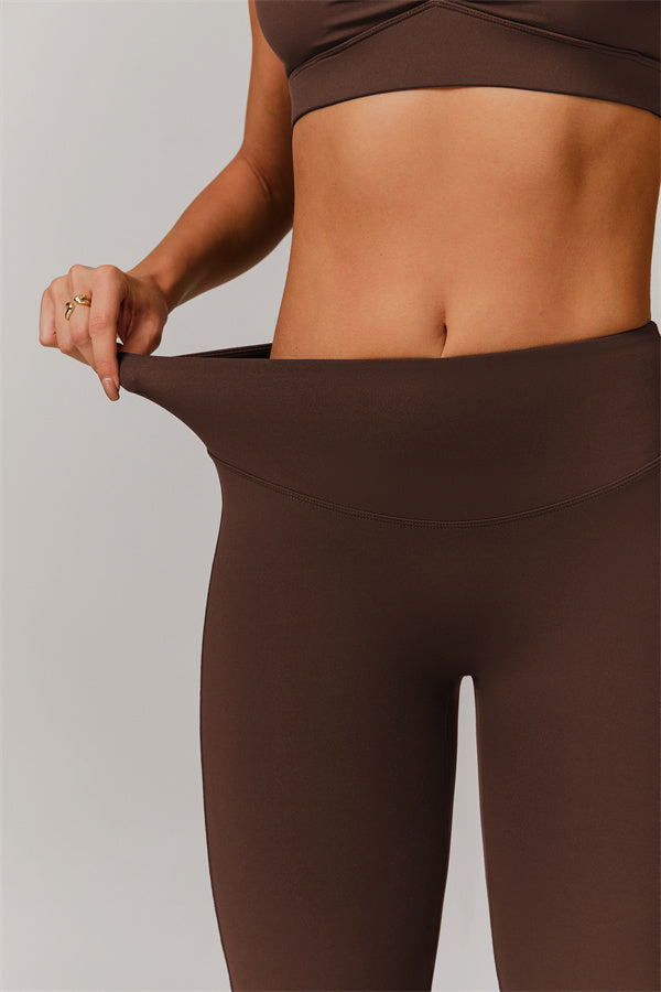 El set de 2 piezas de bralette deportivo delicado y leggings acampanados