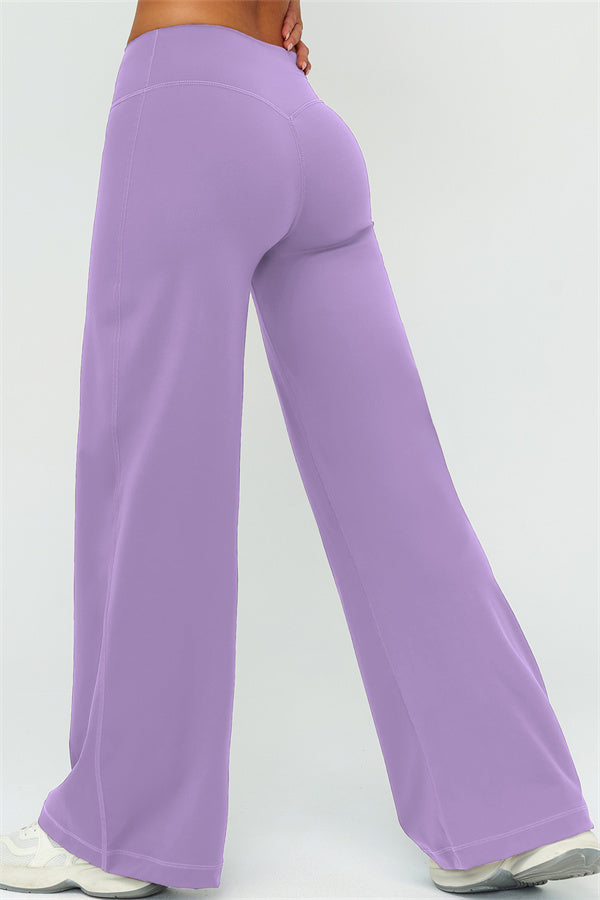 El conjunto de dos piezas Twirl Sports Bra con pantalones de pierna recta