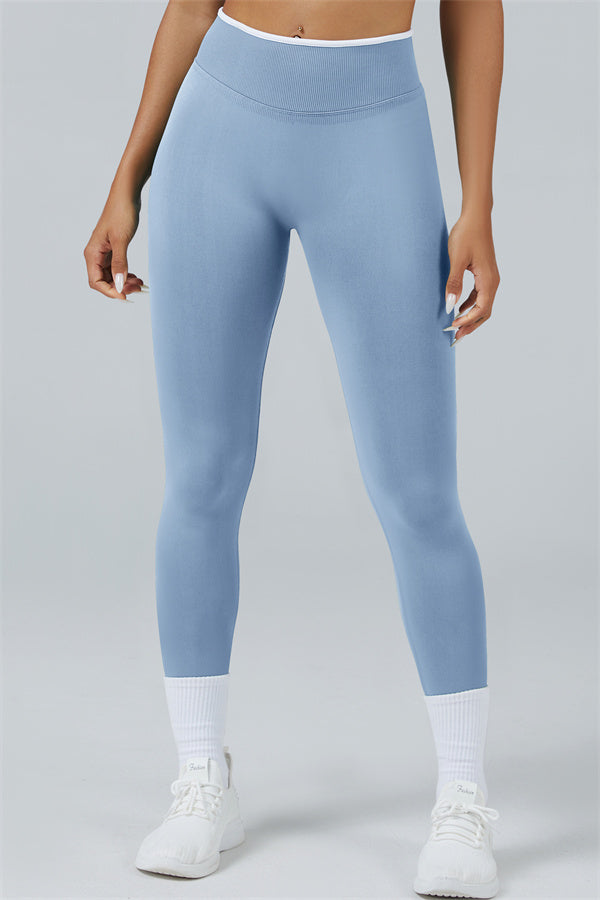 El conjunto de 2 piezas de top corto y leggings Elevate