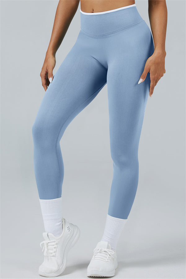 El conjunto de 2 piezas de top corto y leggings Elevate