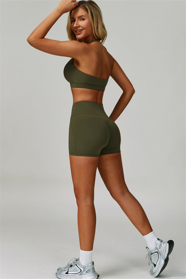Conjunto de 2 piezas de shorts y top deportivo halter atrevido