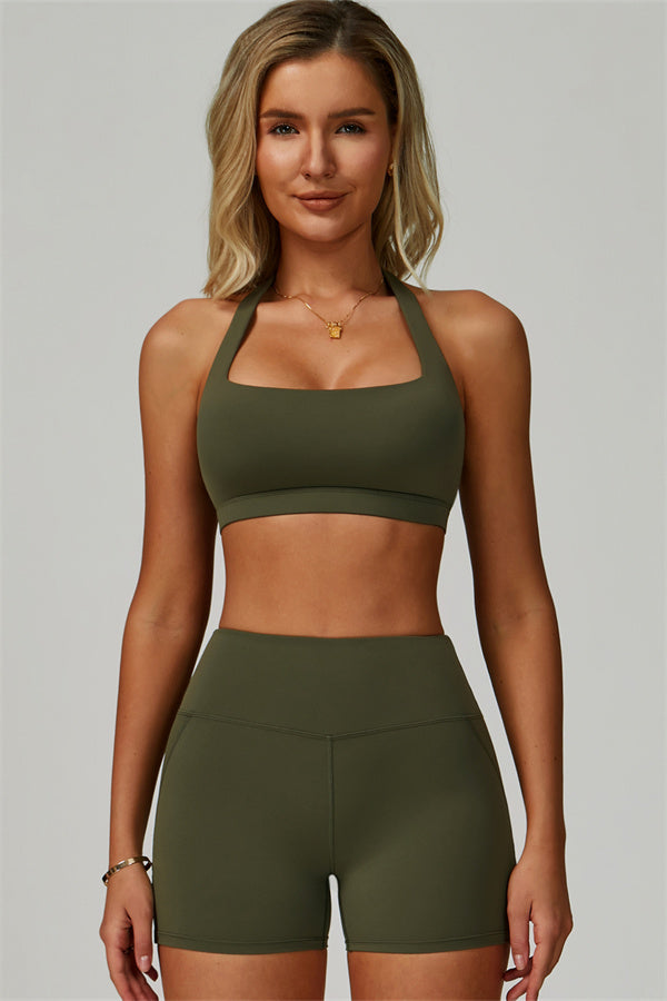 Conjunto de 2 piezas de shorts y top deportivo halter atrevido