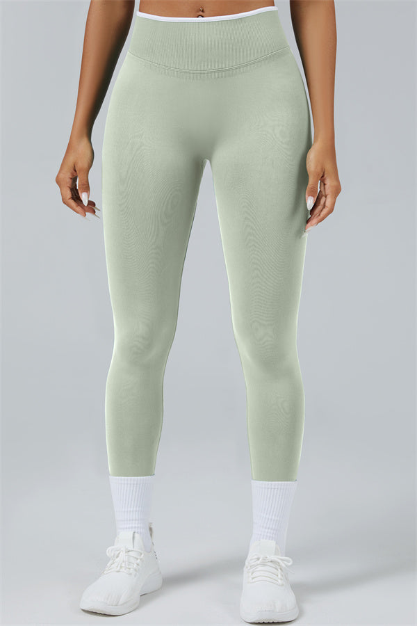 El conjunto de 2 piezas de top corto y leggings Elevate