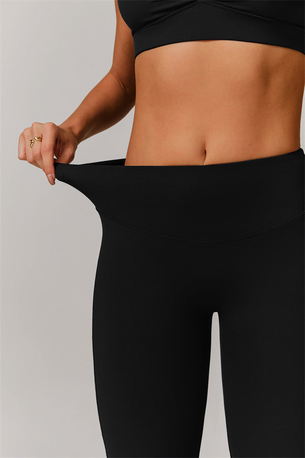 El set de 2 piezas de bralette deportivo delicado y leggings acampanados